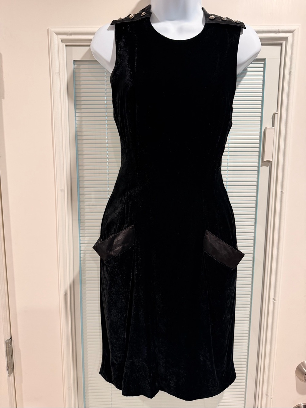 Elegant Black Velvet Sleeveless Dress with Button-Trim Shoulders